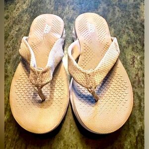 SKECHERS GOGA MAX
Woman’s Flip Flops 
Size 9
Like new, great condition